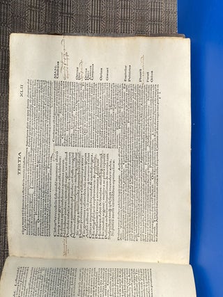 IVVENALIS Anton.Manci. Domici(us) Geor. Val. Argumenta Satyrarum Iuuenalis per Antonium Mancinellum. Príma docet Satyræ caufas: formaq libelli:Qui fimulant curios fatyra patuere Secunda.Ex Vrb: umbrítíí digreffum Tertia narrat.Quarta quidem crifpinu odit:caluuq neroné:Ganeo quæ tolerat parafitus Quinta notauit,Sexta hæc infidas mulieres pandit abundeSeptíma demonftrat Romam nil ferre poctísNobilis Octaua propria uirtute uocatur.Turpia qui tollerant Nona carpuntur auariCura hominum Decima rerüq; libido notáturArguit Vndecima uates conuiuia lautaBiffena arguitur fatyra captator auarus.Tertia poft decimam folatur damna dolentesIn decima quarta dant parua exempla parétes;Numina diuerfa ægypti penultima monstratVitíma militiæ fœlicis præmia narrat.