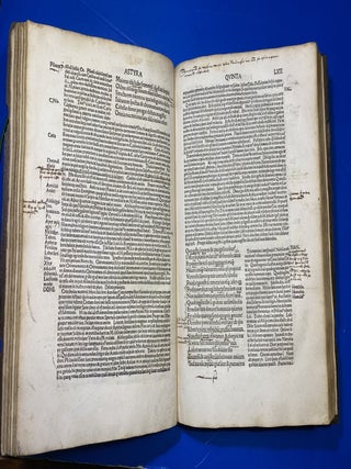IVVENALIS Anton.Manci. Domici(us) Geor. Val. Argumenta Satyrarum Iuuenalis per Antonium Mancinellum. Príma docet Satyræ caufas: formaq libelli:Qui fimulant curios fatyra patuere Secunda.Ex Vrb: umbrítíí digreffum Tertia narrat.Quarta quidem crifpinu odit:caluuq neroné:Ganeo quæ tolerat parafitus Quinta notauit,Sexta hæc infidas mulieres pandit abundeSeptíma demonftrat Romam nil ferre poctísNobilis Octaua propria uirtute uocatur.Turpia qui tollerant Nona carpuntur auariCura hominum Decima rerüq; libido notáturArguit Vndecima uates conuiuia lautaBiffena arguitur fatyra captator auarus.Tertia poft decimam folatur damna dolentesIn decima quarta dant parua exempla parétes;Numina diuerfa ægypti penultima monstratVitíma militiæ fœlicis præmia narrat.