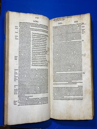 IVVENALIS Anton.Manci. Domici(us) Geor. Val. Argumenta Satyrarum Iuuenalis per Antonium Mancinellum. Príma docet Satyræ caufas: formaq libelli:Qui fimulant curios fatyra patuere Secunda.Ex Vrb: umbrítíí digreffum Tertia narrat.Quarta quidem crifpinu odit:caluuq neroné:Ganeo quæ tolerat parafitus Quinta notauit,Sexta hæc infidas mulieres pandit abundeSeptíma demonftrat Romam nil ferre poctísNobilis Octaua propria uirtute uocatur.Turpia qui tollerant Nona carpuntur auariCura hominum Decima rerüq; libido notáturArguit Vndecima uates conuiuia lautaBiffena arguitur fatyra captator auarus.Tertia poft decimam folatur damna dolentesIn decima quarta dant parua exempla parétes;Numina diuerfa ægypti penultima monstratVitíma militiæ fœlicis præmia narrat.